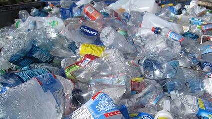 有了它，塑料 24 小時就能降解 塑料制品環保新希望